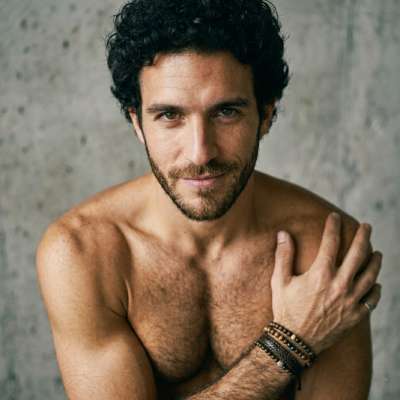 Every smile hides a story, but this one? Pure confidence. 😏🔥 #studio #hairy